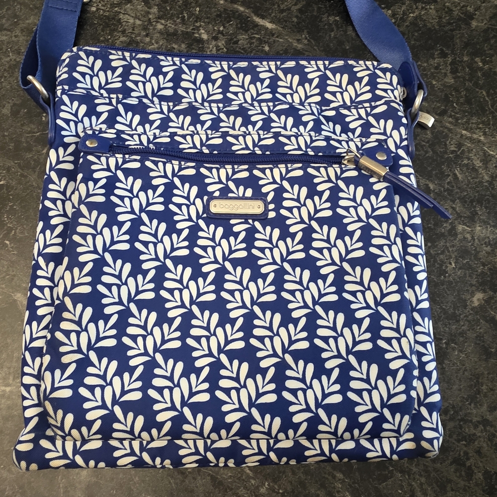 Baggallini Blue and White Go Bagg Crossbody Bag With Wristlet Inside